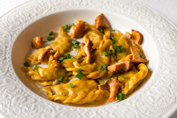Пельмени с лисичками и сливочным соусом