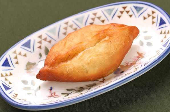 Пирожок с луком и яйцом