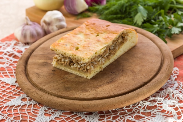 Пирог дрожжевой с мясом и рисом