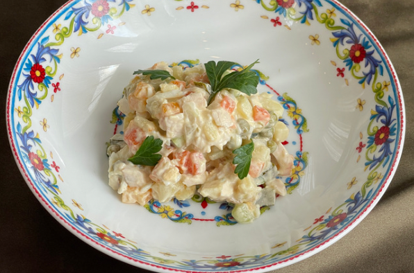 Салат Оливье с копченой куриной грудкой