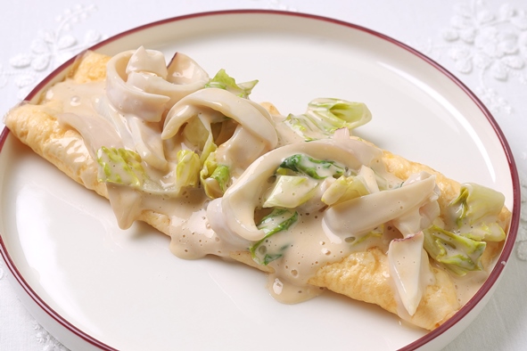 Омлет с кальмарами и соусом от шефа