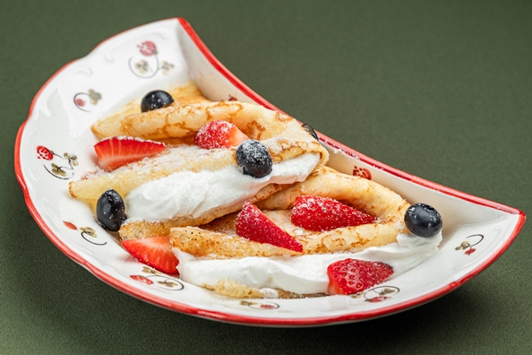 Блины со сметанным кремом и свежими ягодами