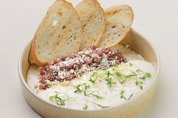 Тар тар из говядины с муссом из пармезана