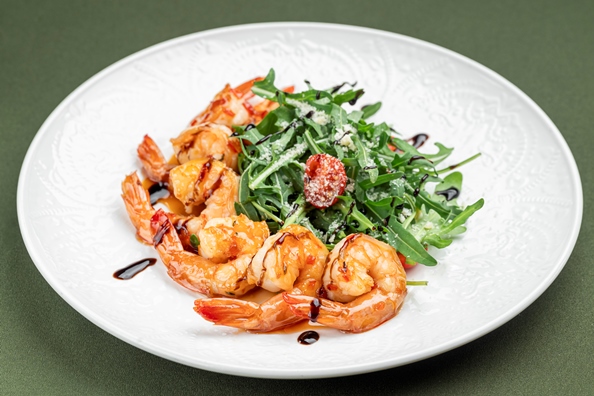 Тигровые креветки с рукколой